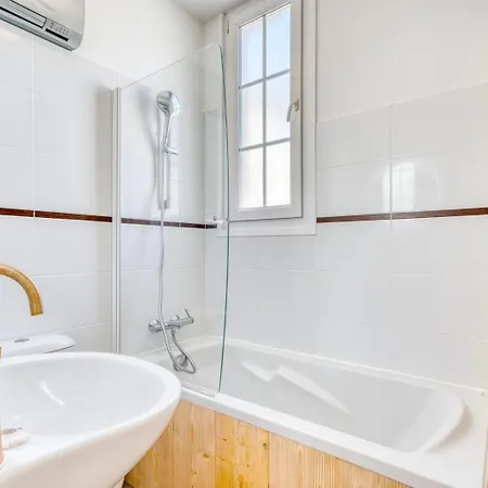 Le Petit Coin De La Rue Basse